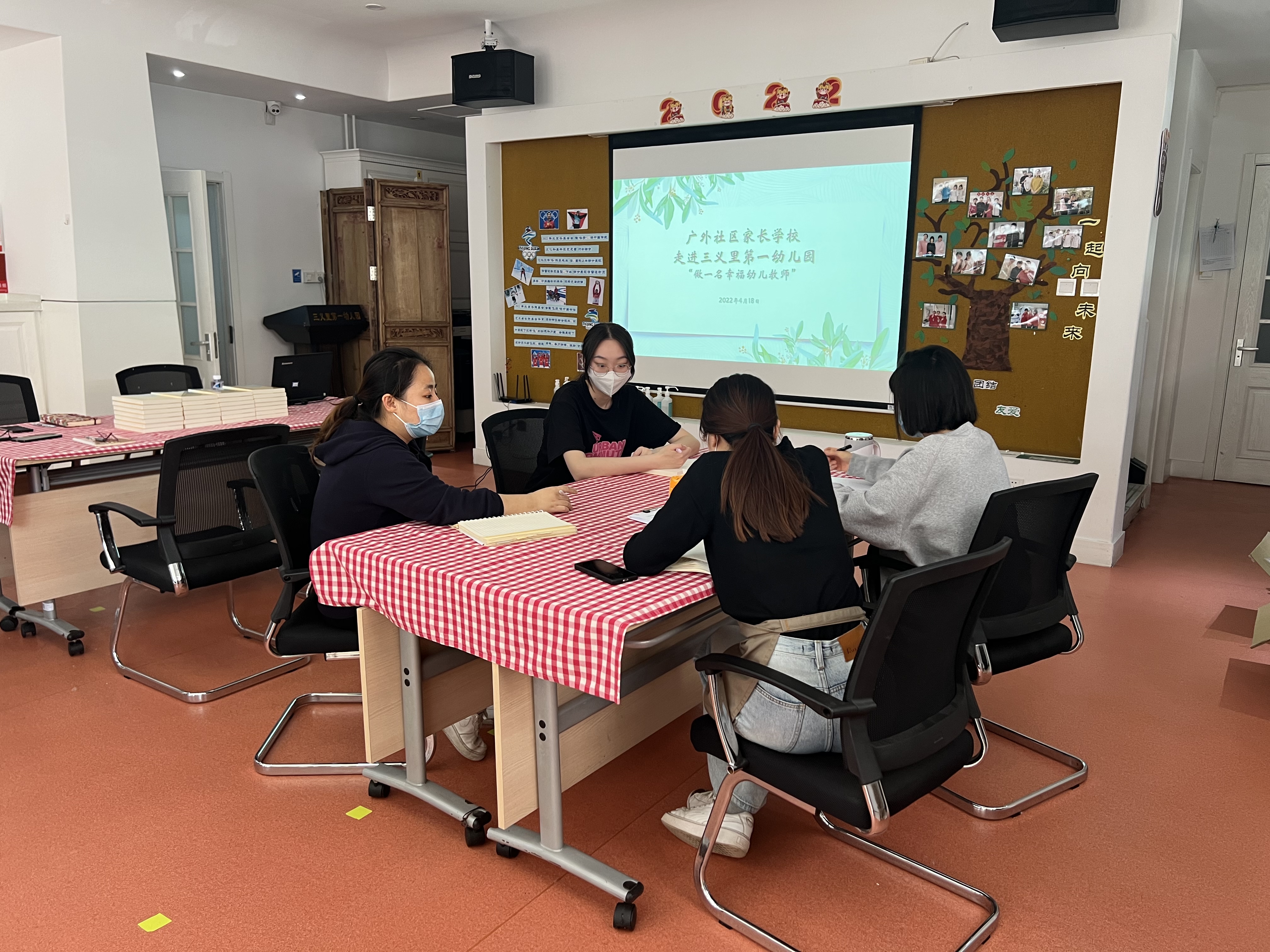 图-1 讲座现场.jpg