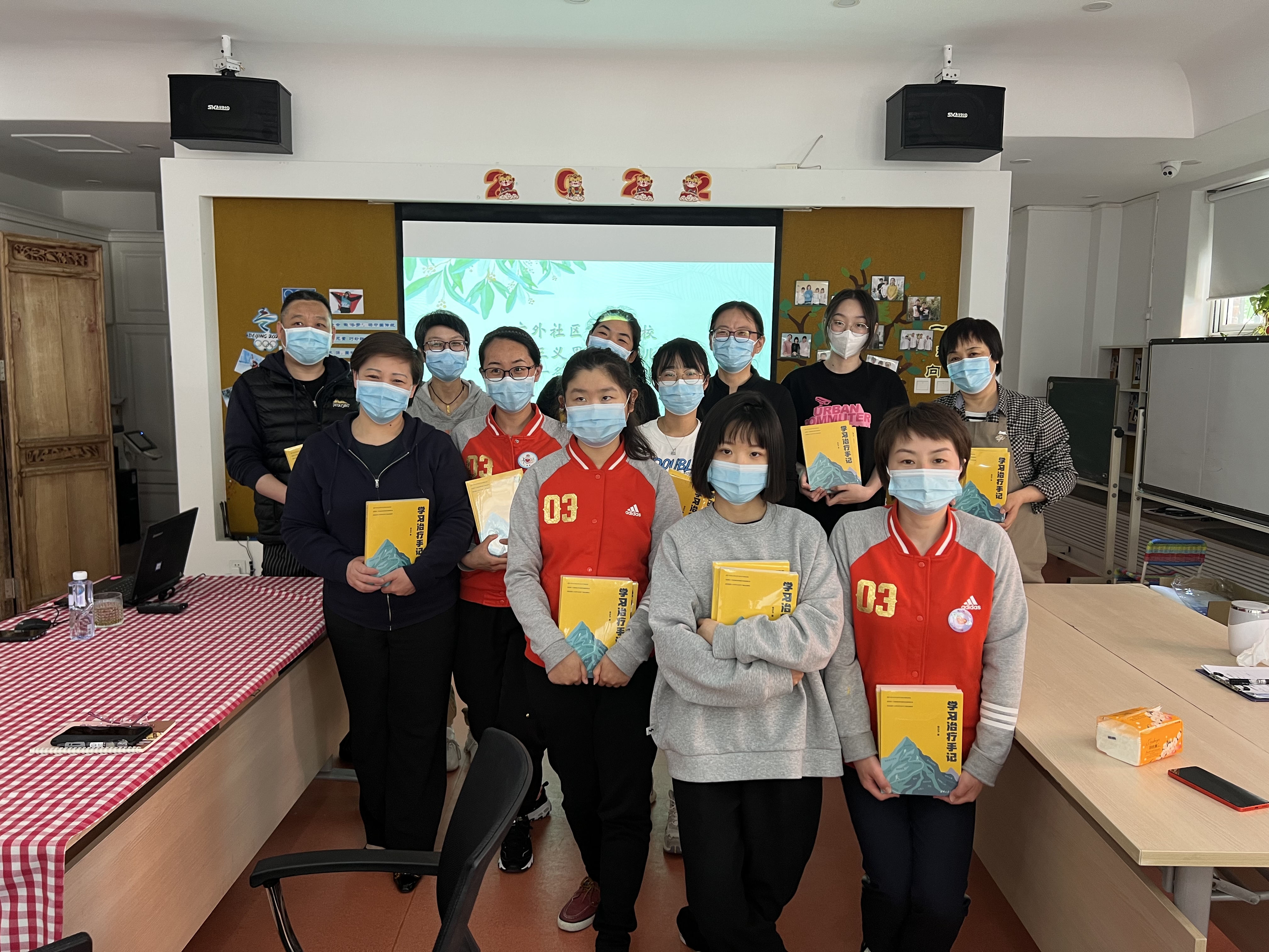 图-3 广外社区家长学校赠送学习指导图书.jpg