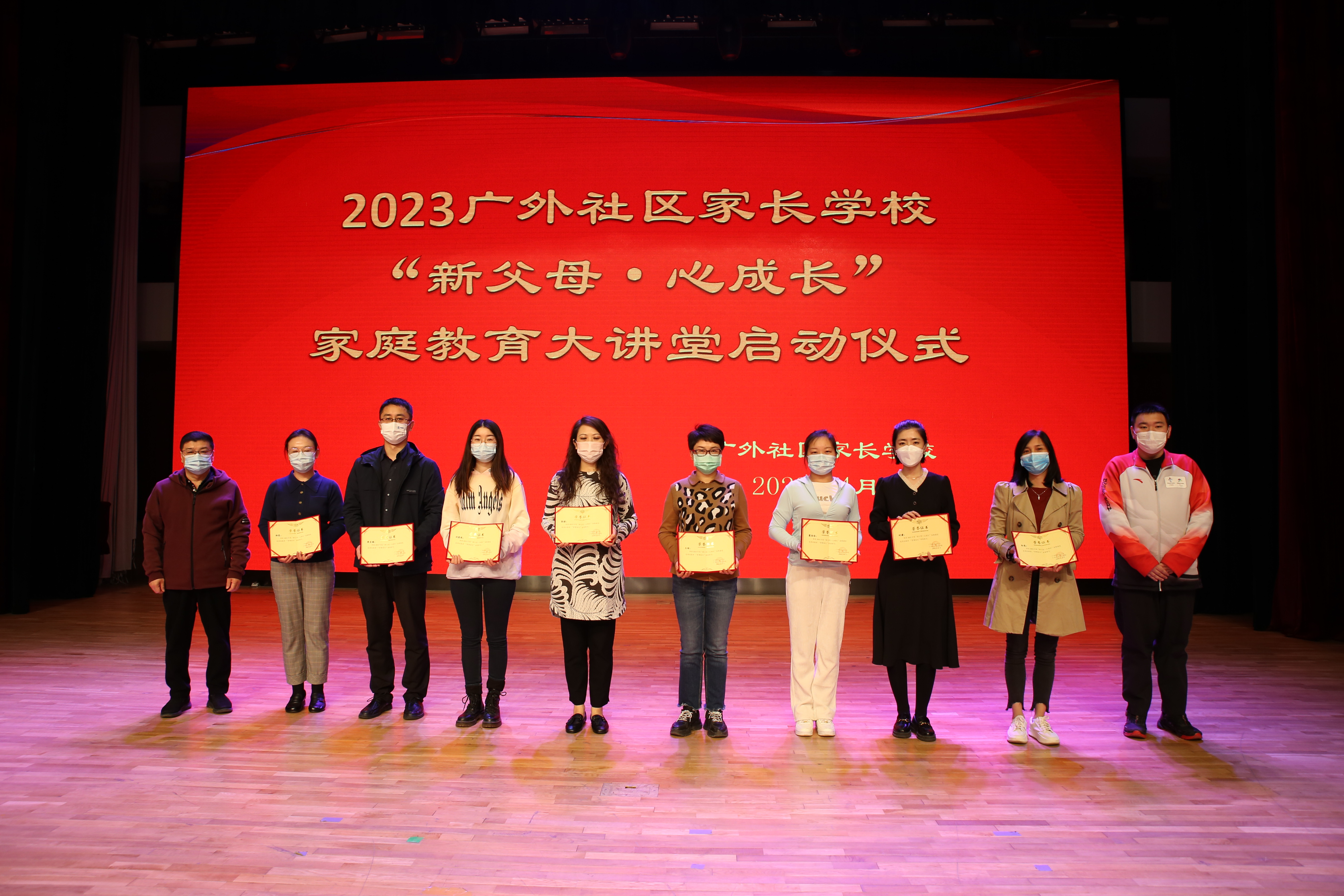图-2 与会领导与优秀实践者合影.jpg