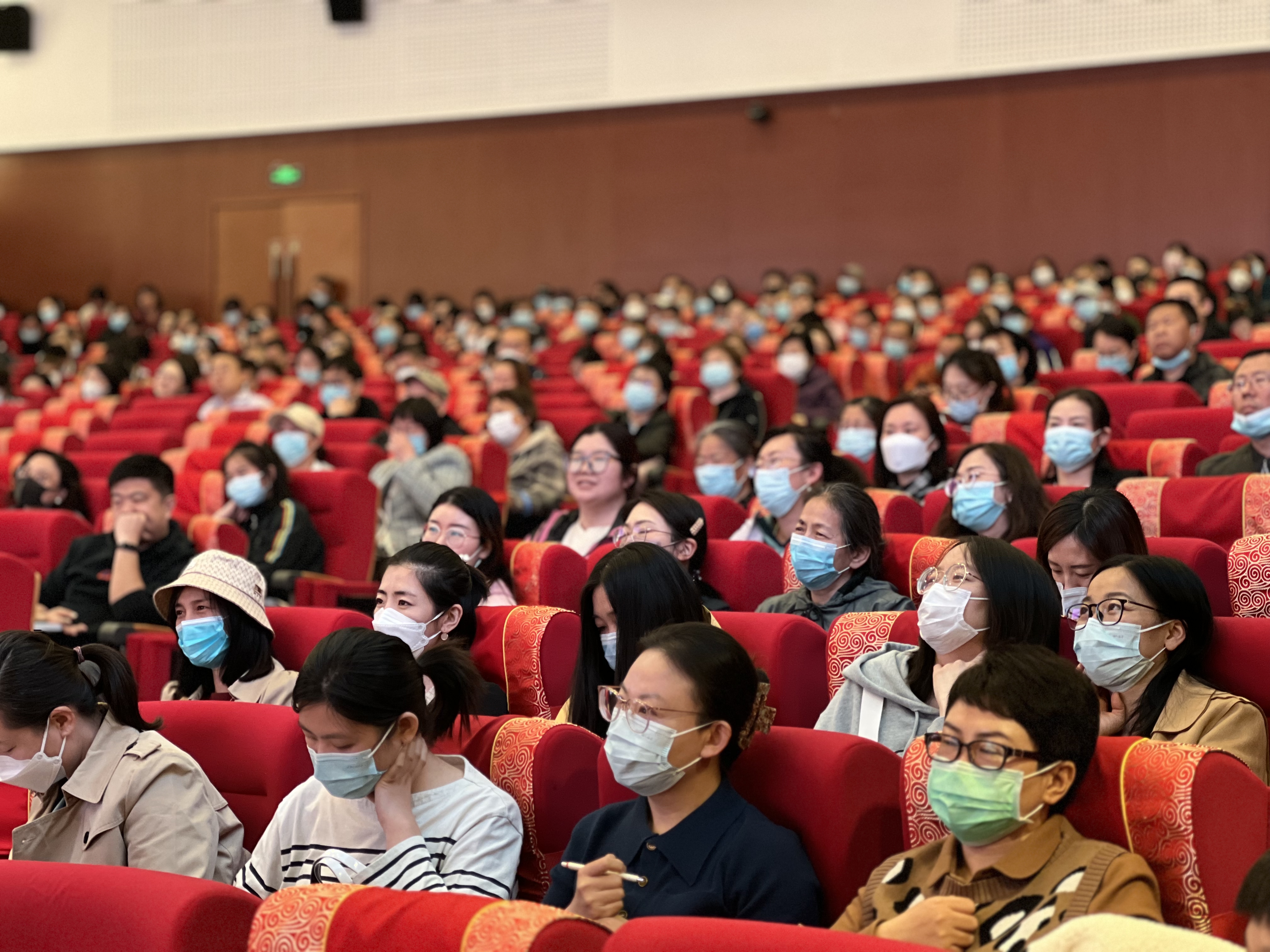 图-4 认真聆听的家长.jpg